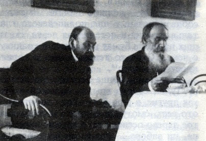 Л.Н. Толстой с сыном Ильей Львовичем в зале яснополянского дома. 1903 г. Фотография С.А. Сергеенко