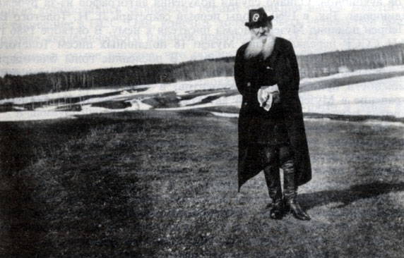 Л.Н. Толстой на прогулке. Ясная Поляна. 1908 г. Фотография В.Г. Черткова