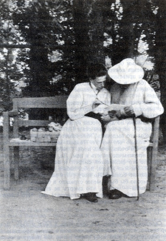 Л.Н. Толстой с дочерью Марией Львовной в яснополянском парке. Фотография М.Л. Оболенской