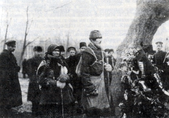 Похоронная процессия у 'дерева бедных'. 9 ноября 1910 г. Фотография С.Г. Смирнова
