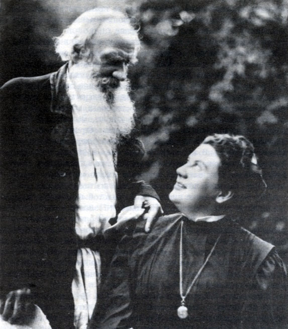Л.Н. Толстой с Александрой Львовной. Телятинки. 1909 г. Фотография В.Г. Черткова