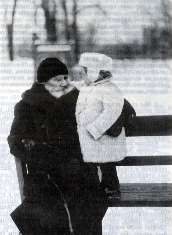 Л.Н. Толстой с внучкой Таней Сухотиной в яснополянском парке 1908г. Фотография B.Г. Черткова