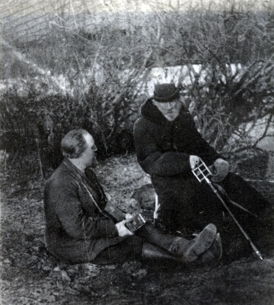 Л.Н. Толстой и В.Г. Чертков в яснополянском парке. 1909 г. Фотография А.Л. Толстой (?)