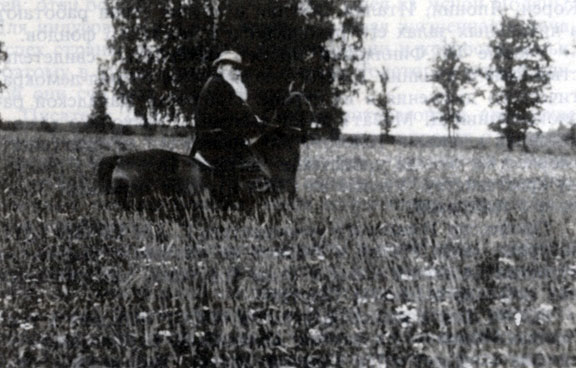 Л.Н. Толстой верхом на Делире в окрестностях Ясной Поляны. 1908 г. Фотография В.Г. Черткова