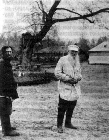 Л.Н. Толстой и крестьянин-посетитель. Ясная Поляна. 1908 г. Фотография С.А. Баранова