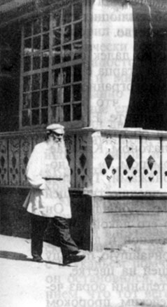 Л.Н. Толстой и его посетительница. Ясная Поляна. 1908 г. Фотография К.К. Буллы