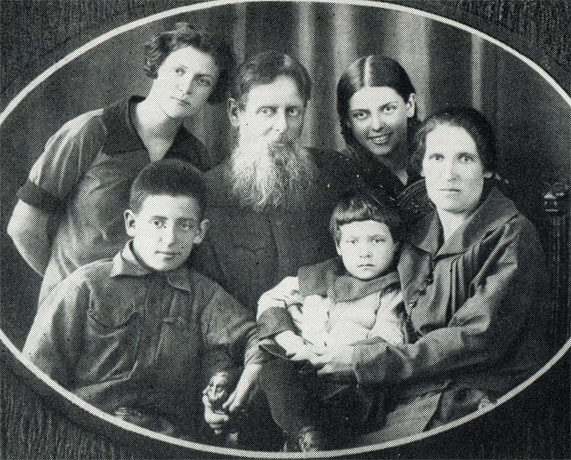Павел Бажов и его жена Валентина Александровна с детьми: в верхнем ряду - Елена и Ольга, в нижнем ряду - Алексеи и Ариадна